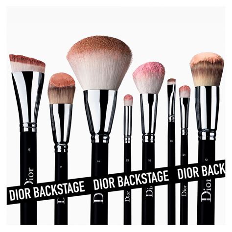 Pincel de maquiagem para base líquida Dior Backstage n.° 11.